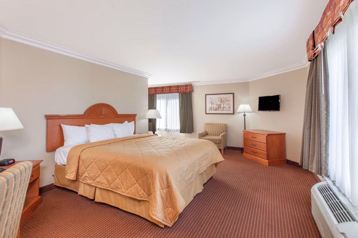 Days Inn by Wyndham Carlsbad - Image 4