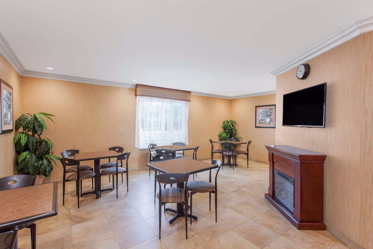 Days Inn by Wyndham Carlsbad - Image 5