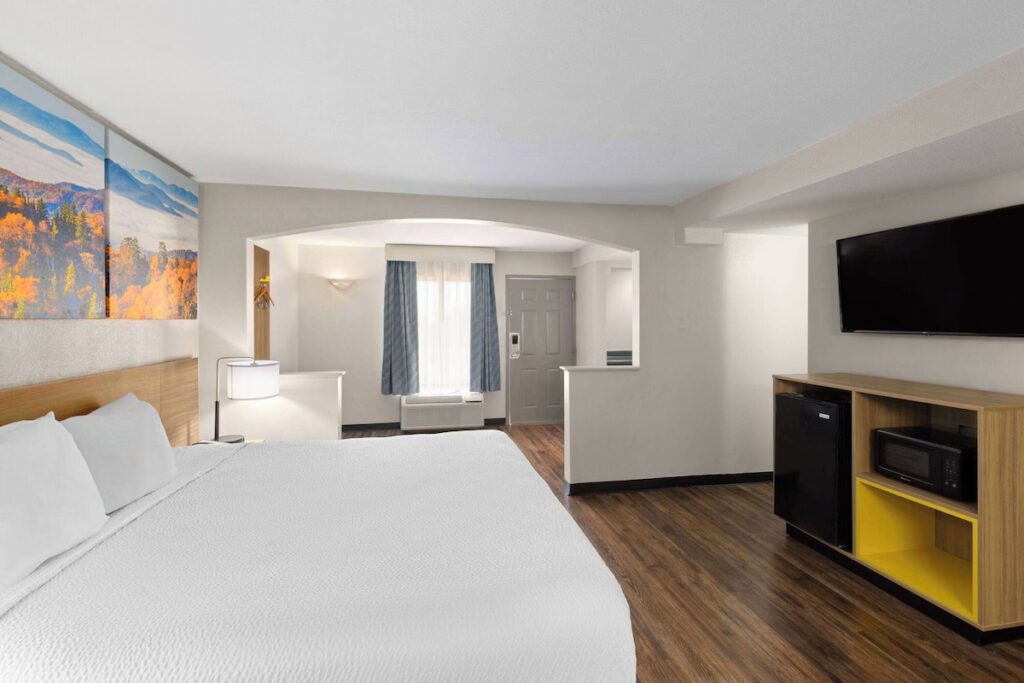 Days Inn by Wyndham Clarksville North EXIT 4 - Image 2