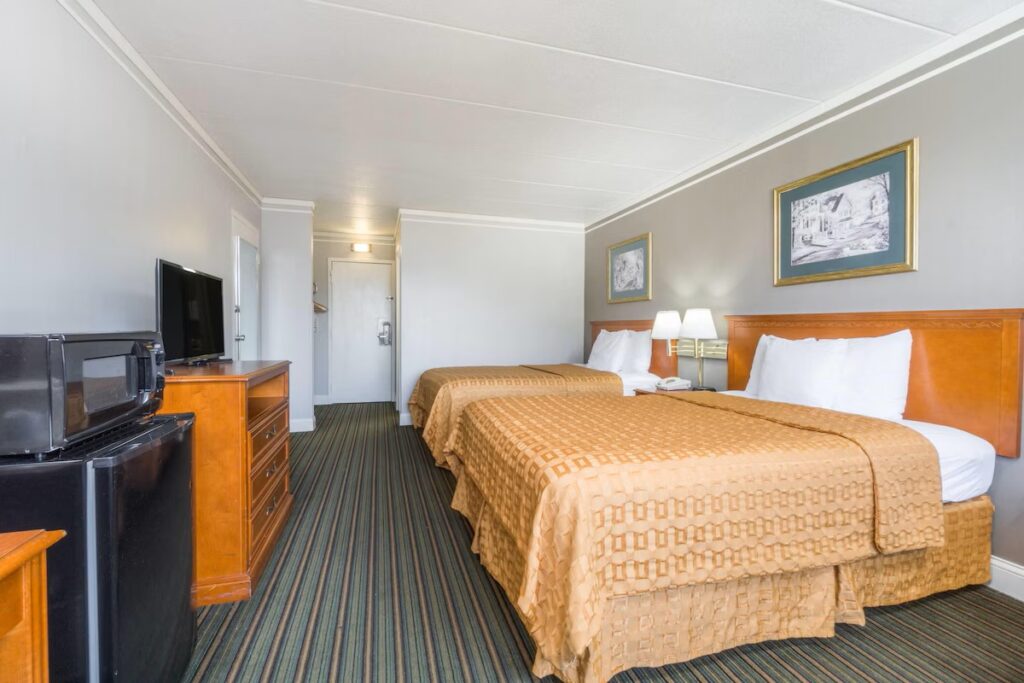 Days Inn by Wyndham Columbus East Airport - Image 3