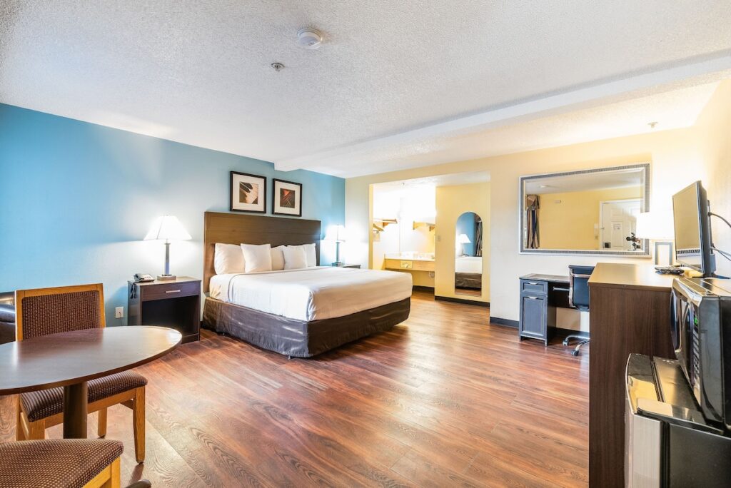 Days Inn by Wyndham Federal Way - Image 3