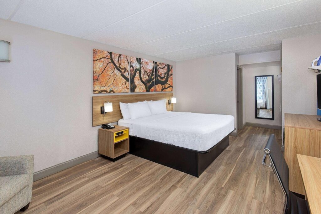 Days Inn by Wyndham Knoxville North - Image 3