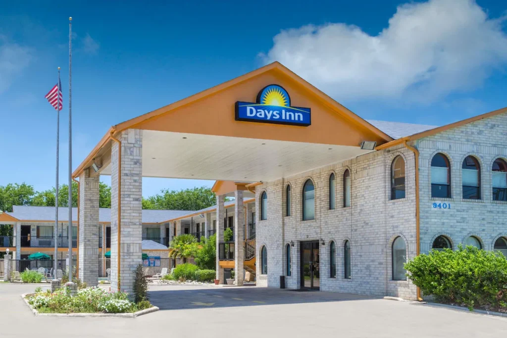 Days Inn & Suites by Wyndham San Antonio near Frost Bank Center