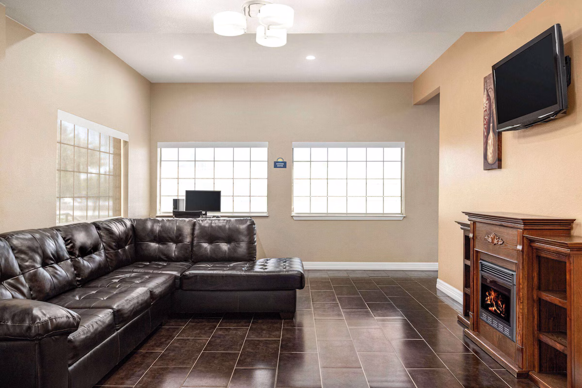 Days Inn by Wyndham San Antonio Near Fiesta Park - Image 4