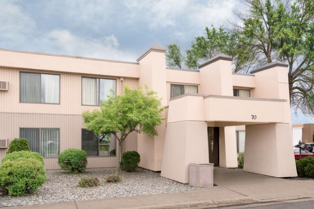 Days Inn by Wyndham St Cloud - Image 2