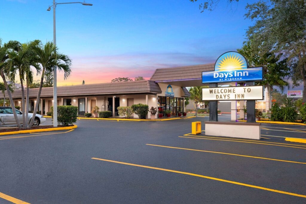 Days Inn by Wyndham St. Petersburg Central - Image 1