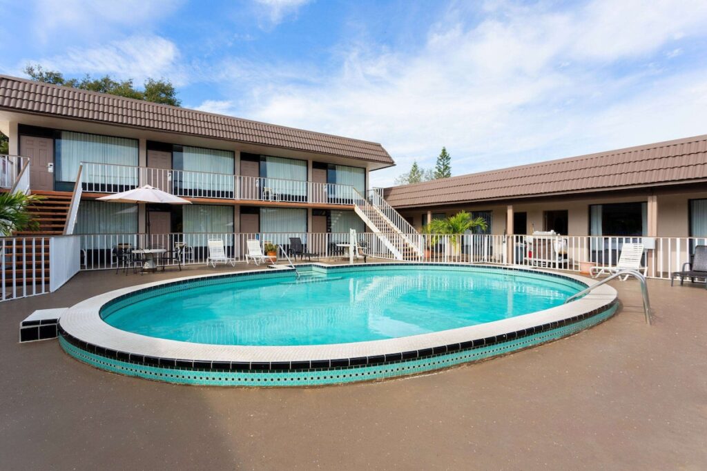 Days Inn by Wyndham St. Petersburg Central - Image 3