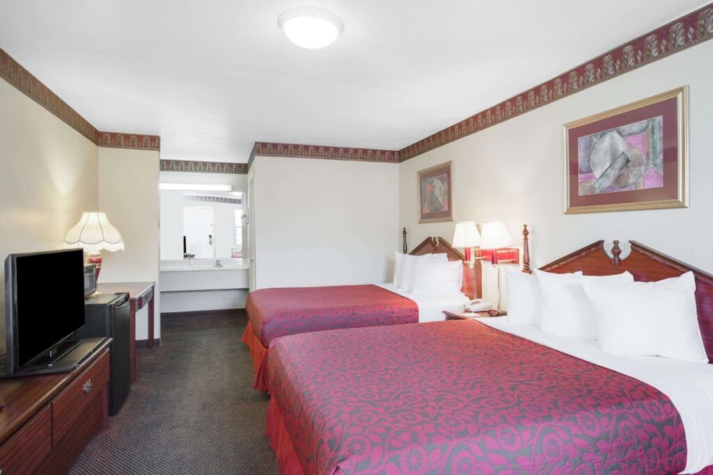 Days Inn by Wyndham Trumann AR - Image 4