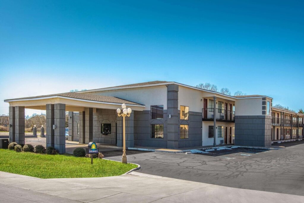 Days Inn by Wyndham Waco Near Downtown University - Image 1