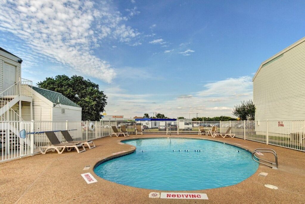 Days Inn by Wyndham Waco University Area - Image 3