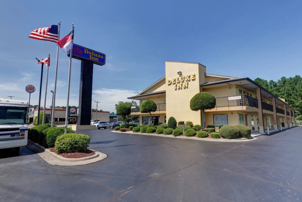 Deluxe Inn - Fayetteville I-95