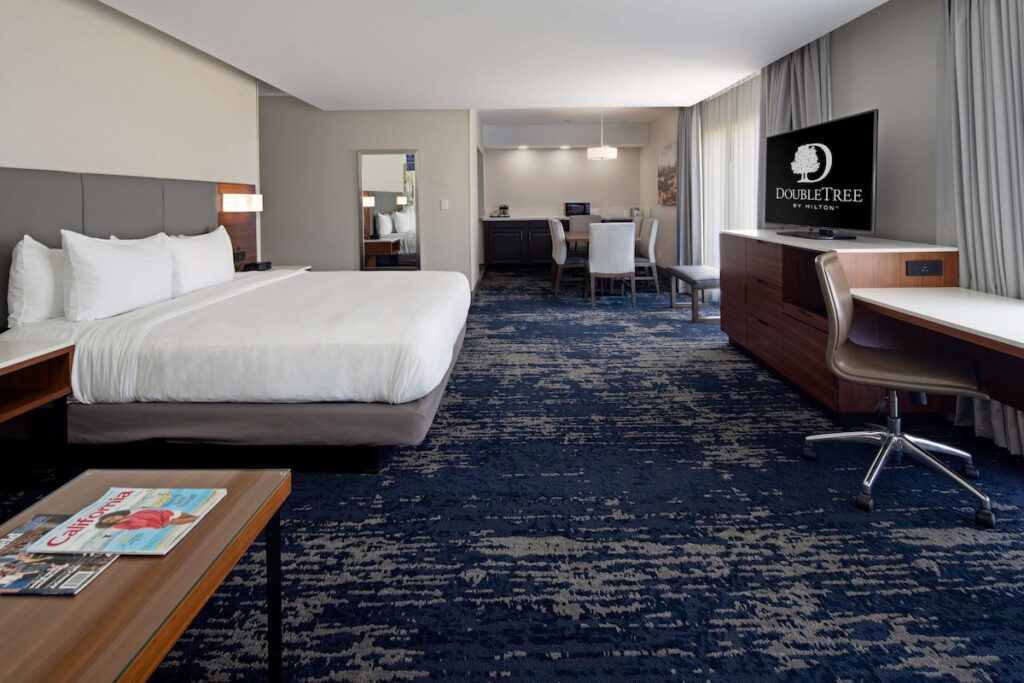 DoubleTree by Hilton Bakersfield - Image 5