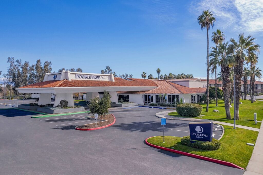 DoubleTree by Hilton Bakersfield - Image 2