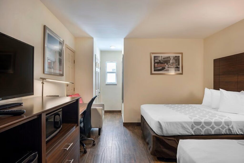 Downtown Hollywood Gardens Inn & Suites - Image 2