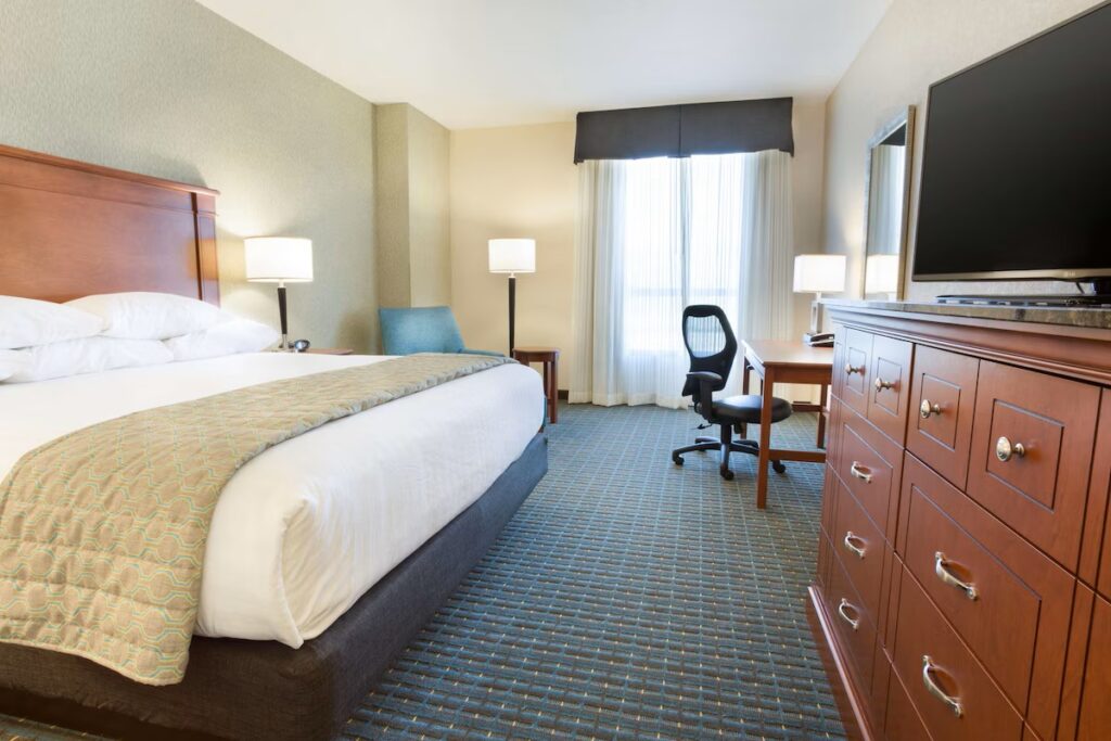 Drury Inn & Suites Colorado Springs Near the Air Force Academy - Image 3