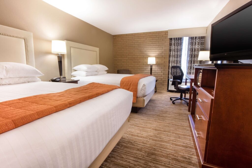 Drury Inn & Suites Kansas City Airport - Image 4