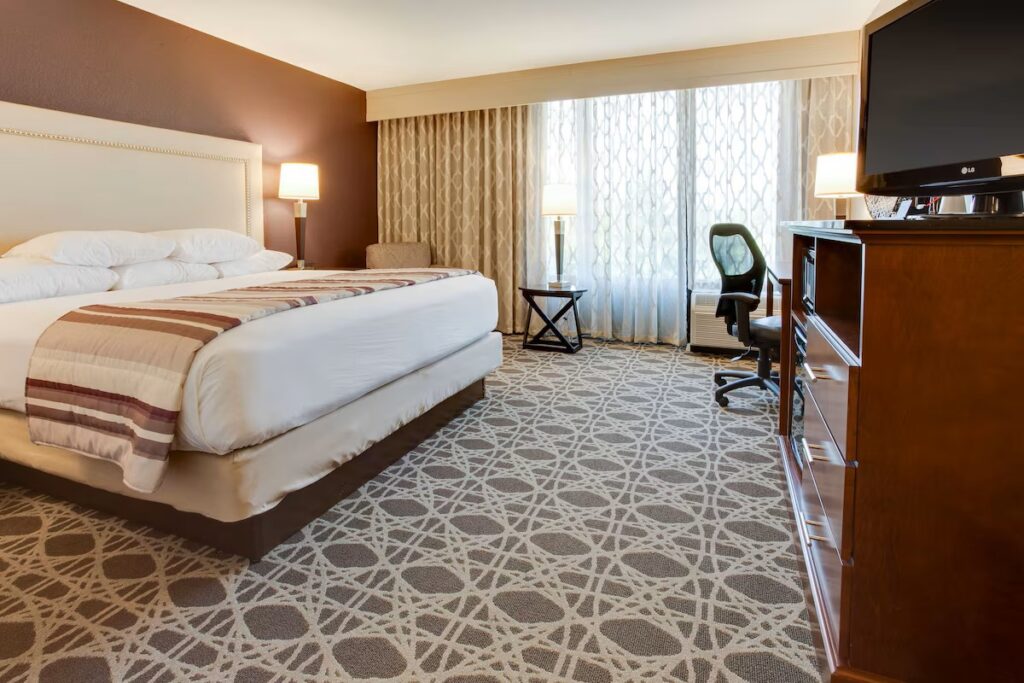 Drury Inn & Suites Louisville East - Image 2