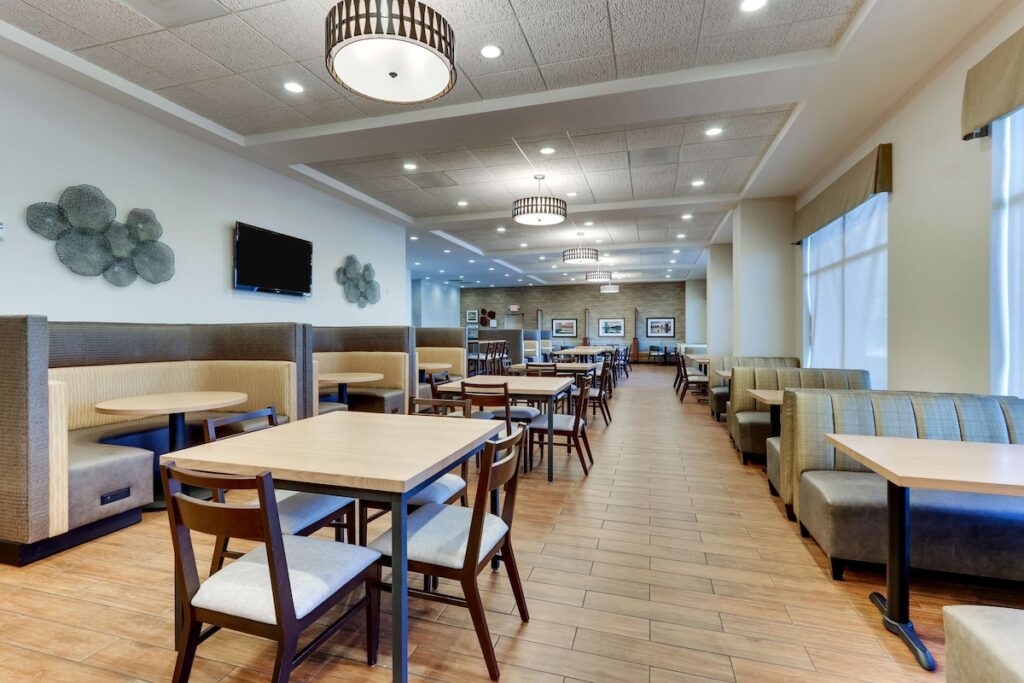 Drury Inn & Suites Orlando near Universal Orlando Resort - Image 4