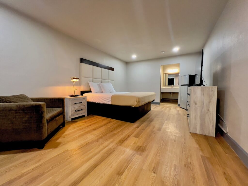 ECONOMY INN AND SUITES - Image 2