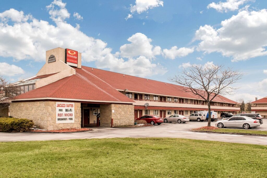 Econo Lodge - Image 2