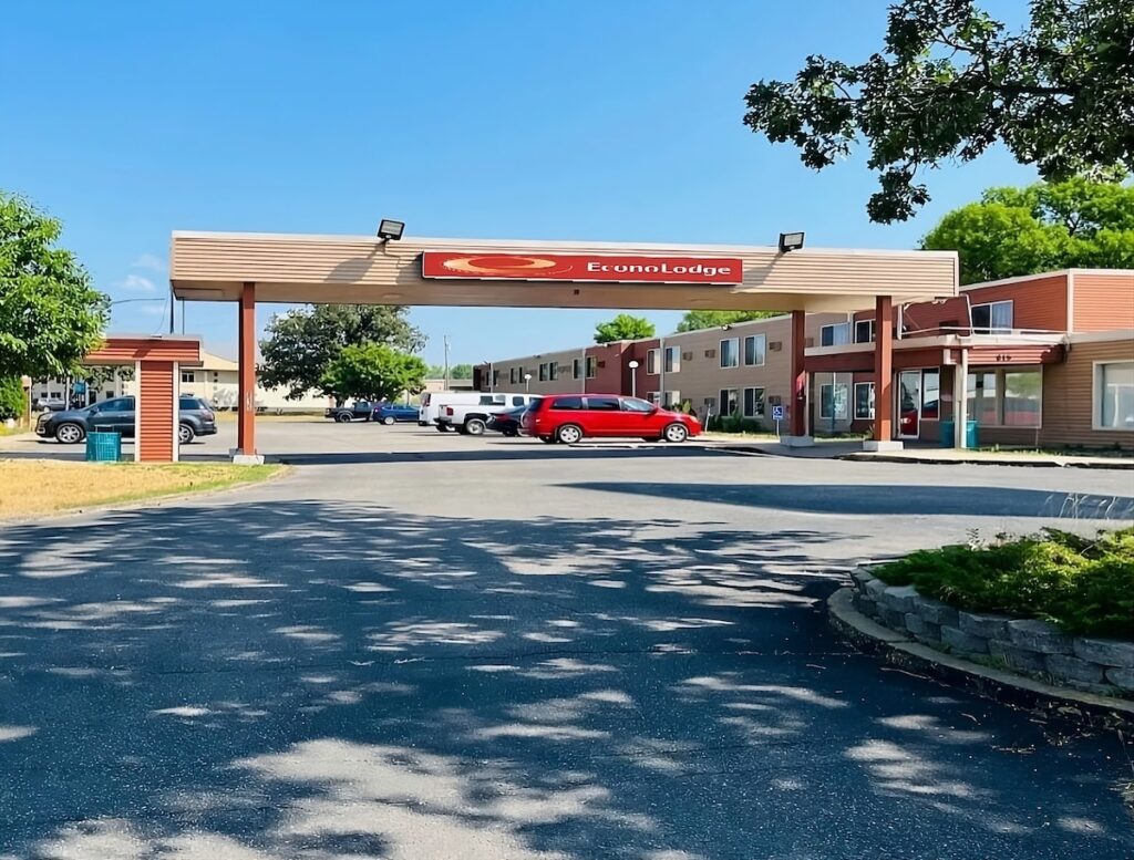 Econo Lodge - Image 1