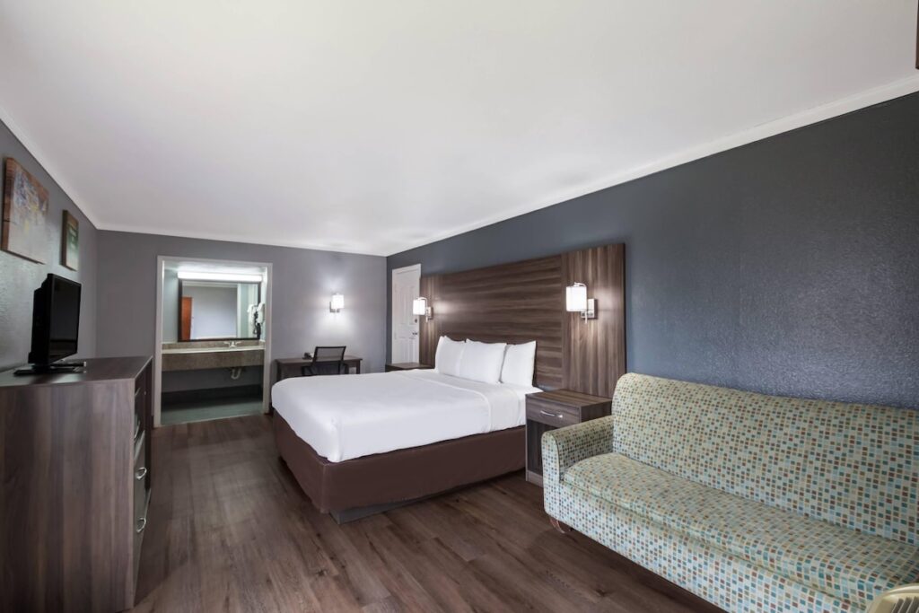 Econo Lodge Austin North near The Domain - Image 4