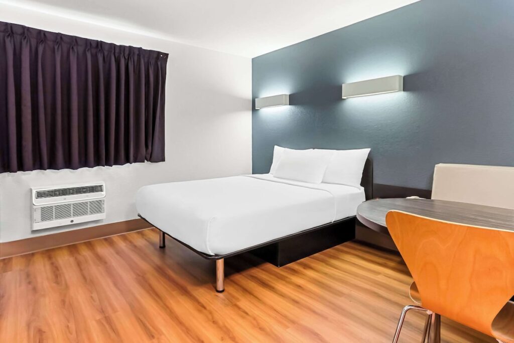 Econo Lodge - Image 2