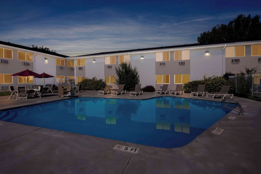 Econo Lodge - Image 4