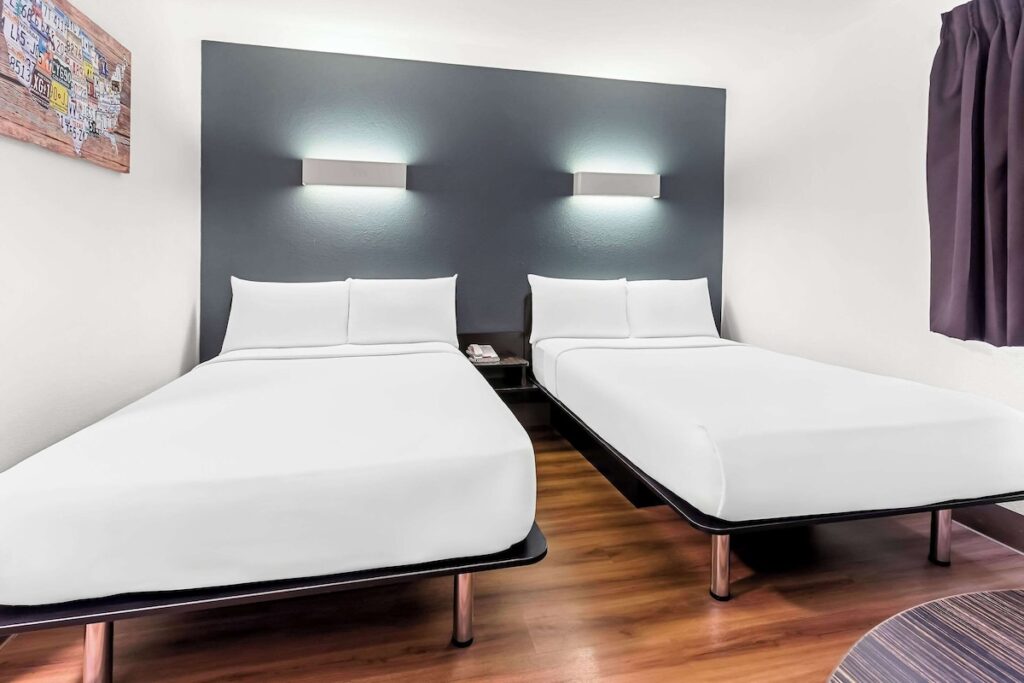 Econo Lodge - Image 3