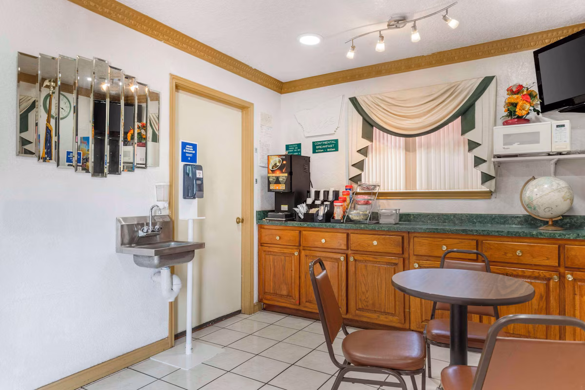 Econo Lodge Inn & Suites Near Lackland AFB - Image 3