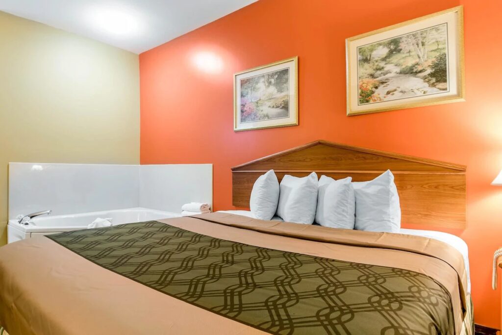 Econo Lodge Louisville Airport - Image 2