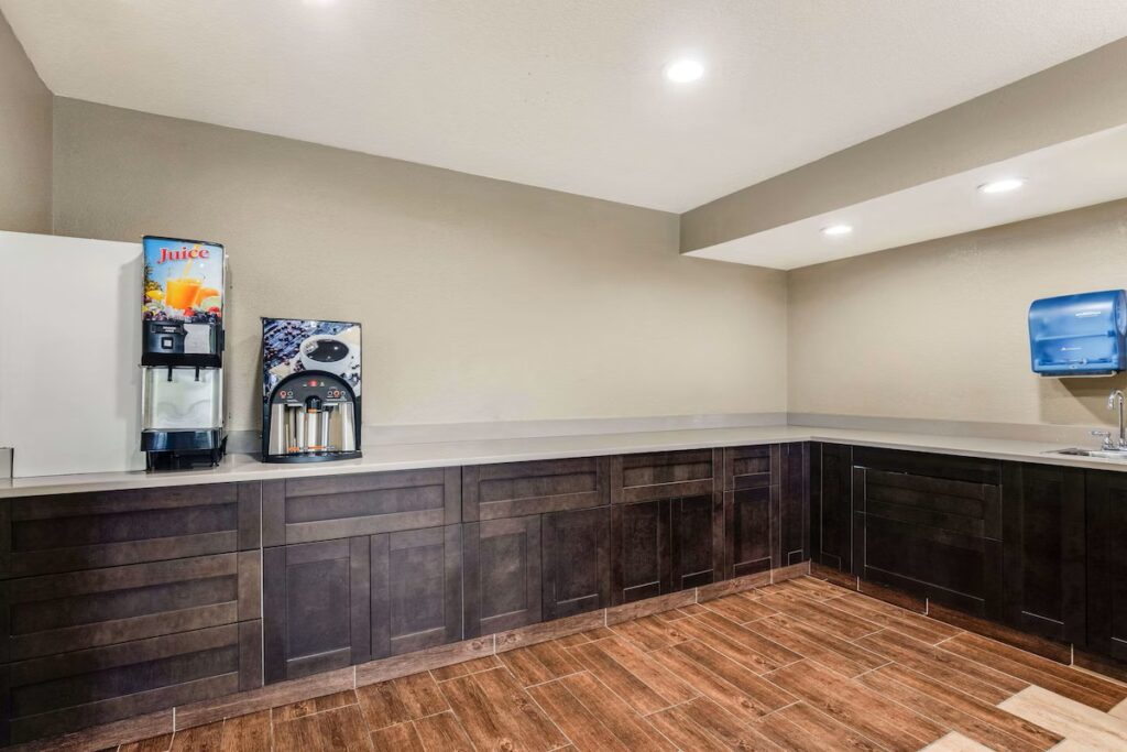 Econo Lodge Madison East - Image 4