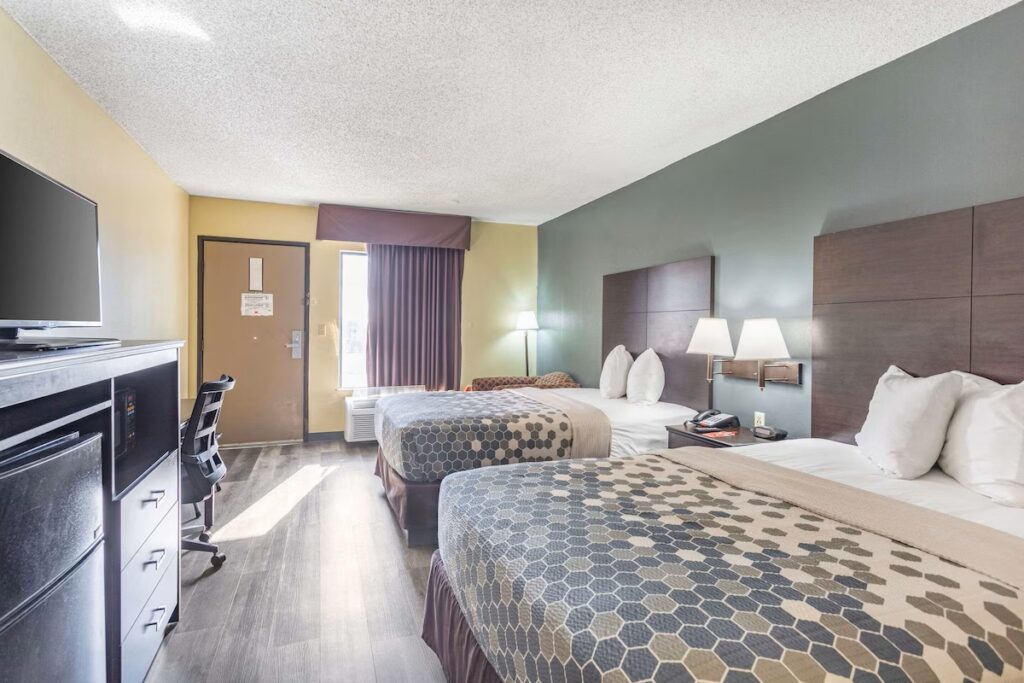 Econo Lodge & Suites Clarksville - Image 2