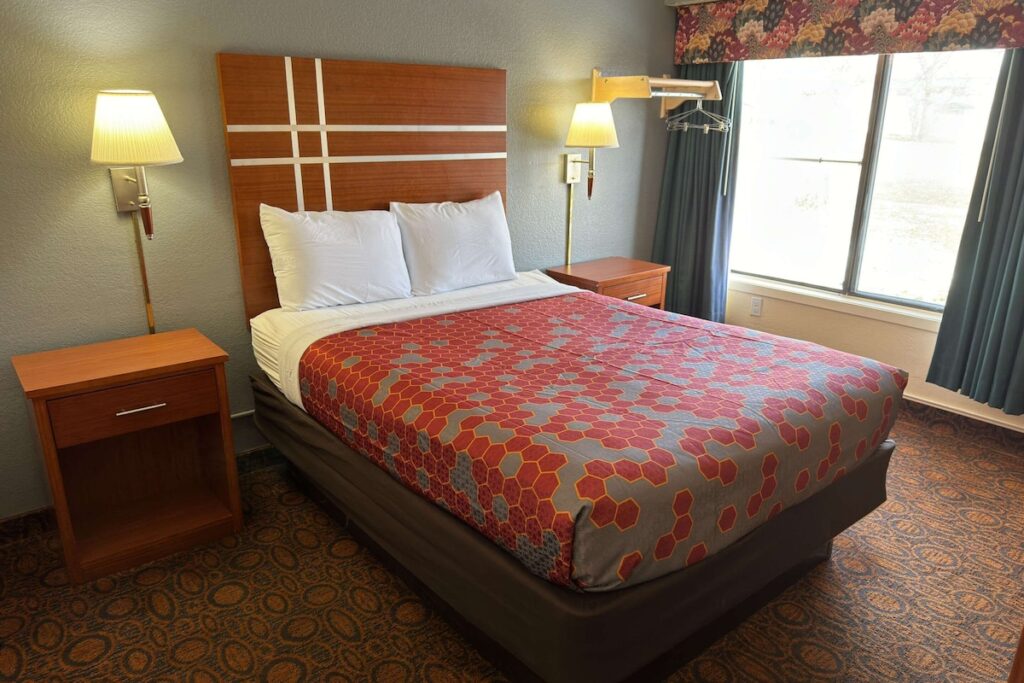 Econo Lodge - Image 4