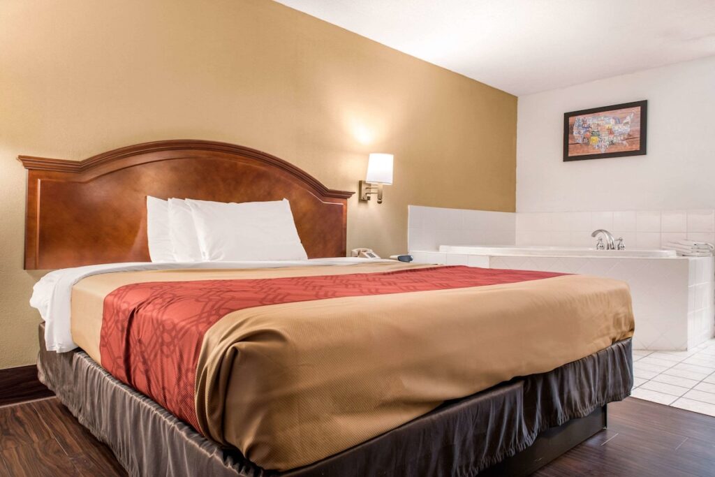 Econo Lodge - Image 5