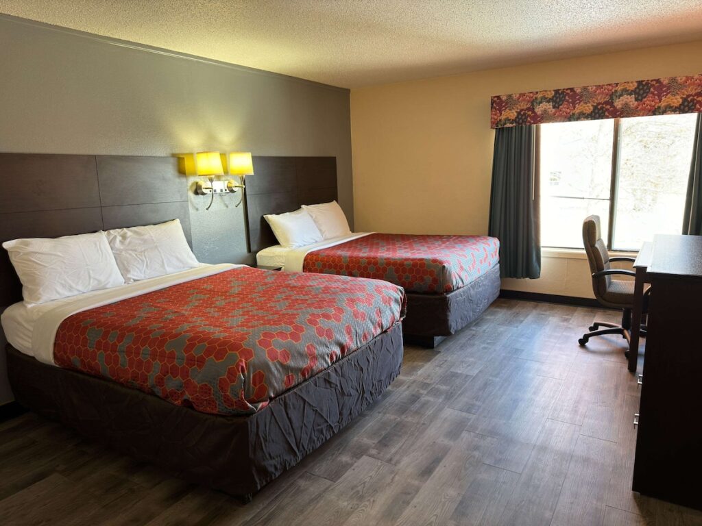 Econo Lodge - Image 3