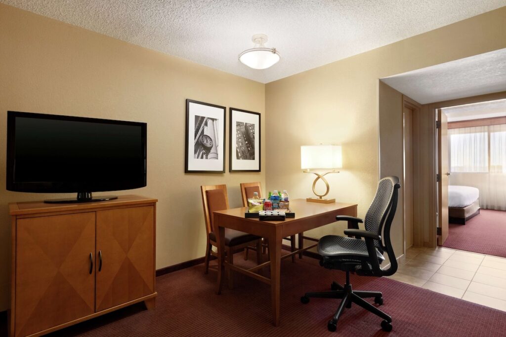 Embassy Suites by Hilton Kansas City International Airport - Image 6