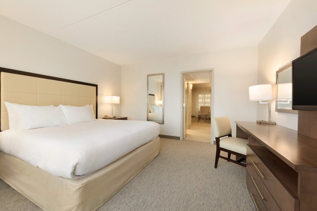 Embassy Suites by Hilton Milwaukee Brookfield - Image 2