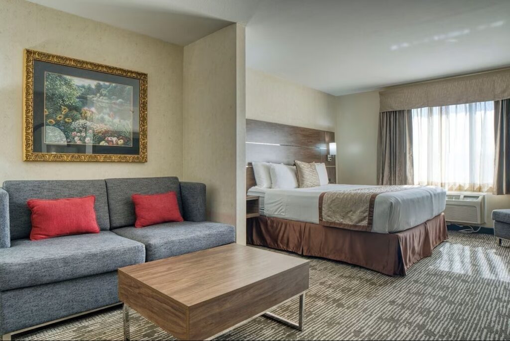 Evergreen Inn & Suites - Image 2