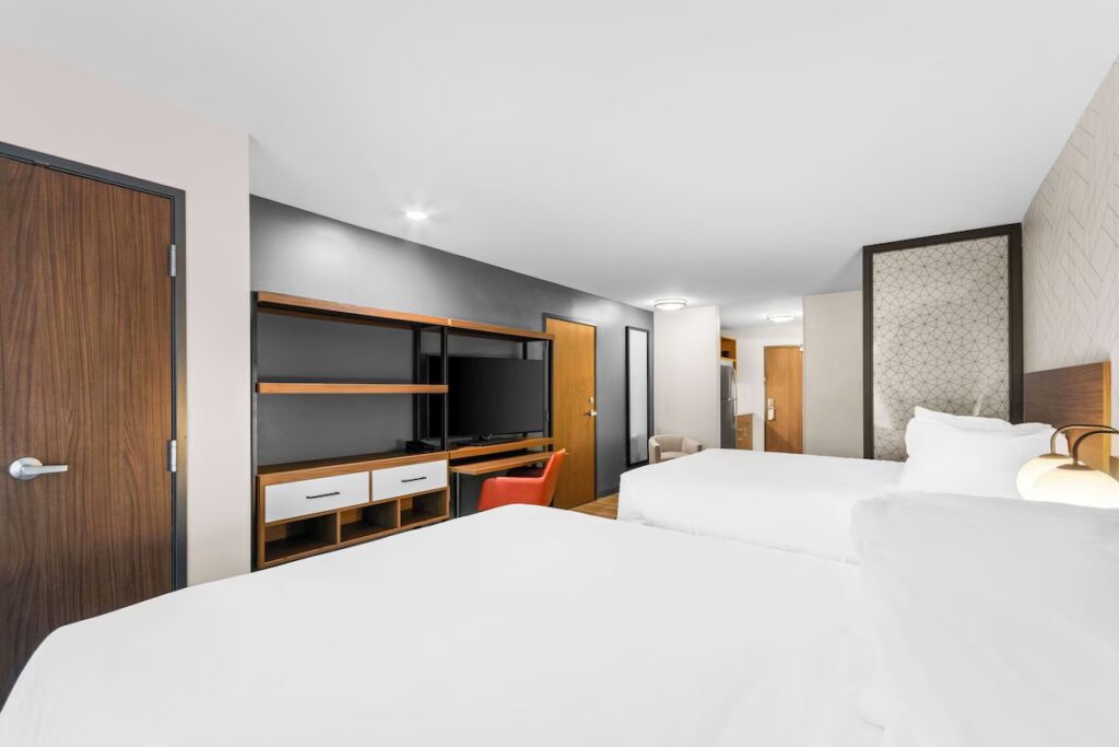 Everhome Suites Lexington - Horse Park - Image 2