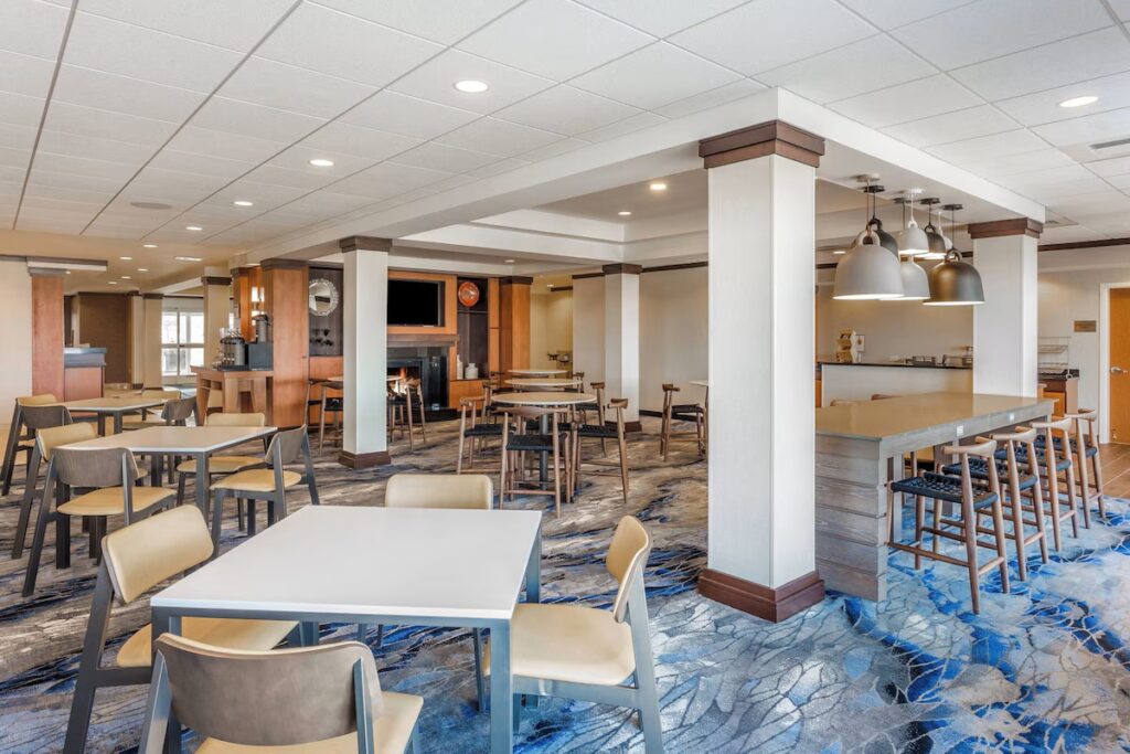 Fairfield Inn and Suites by Marriott Madison East - Image 5