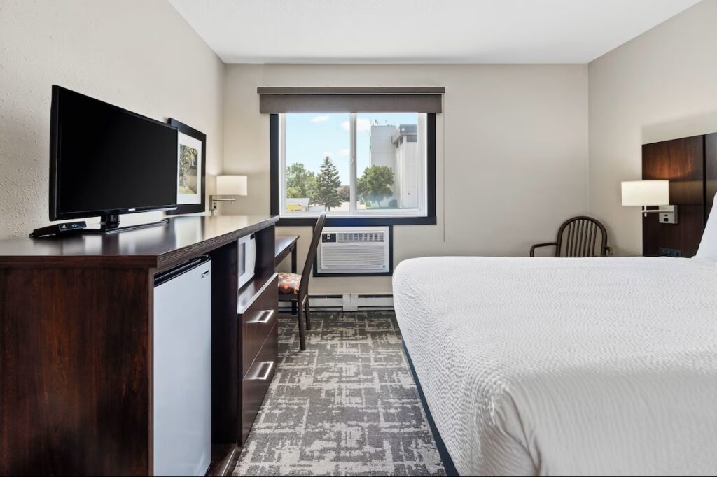 Fargo Inn and Suites - Image 2