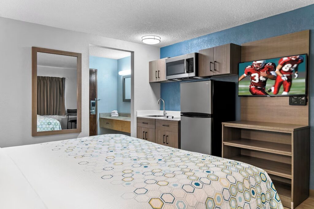 HomeTowne Studios by Red Roof Flint - Image 2