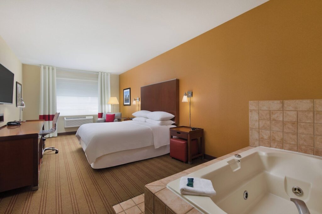 Four Points by Sheraton Portland East - Image 2