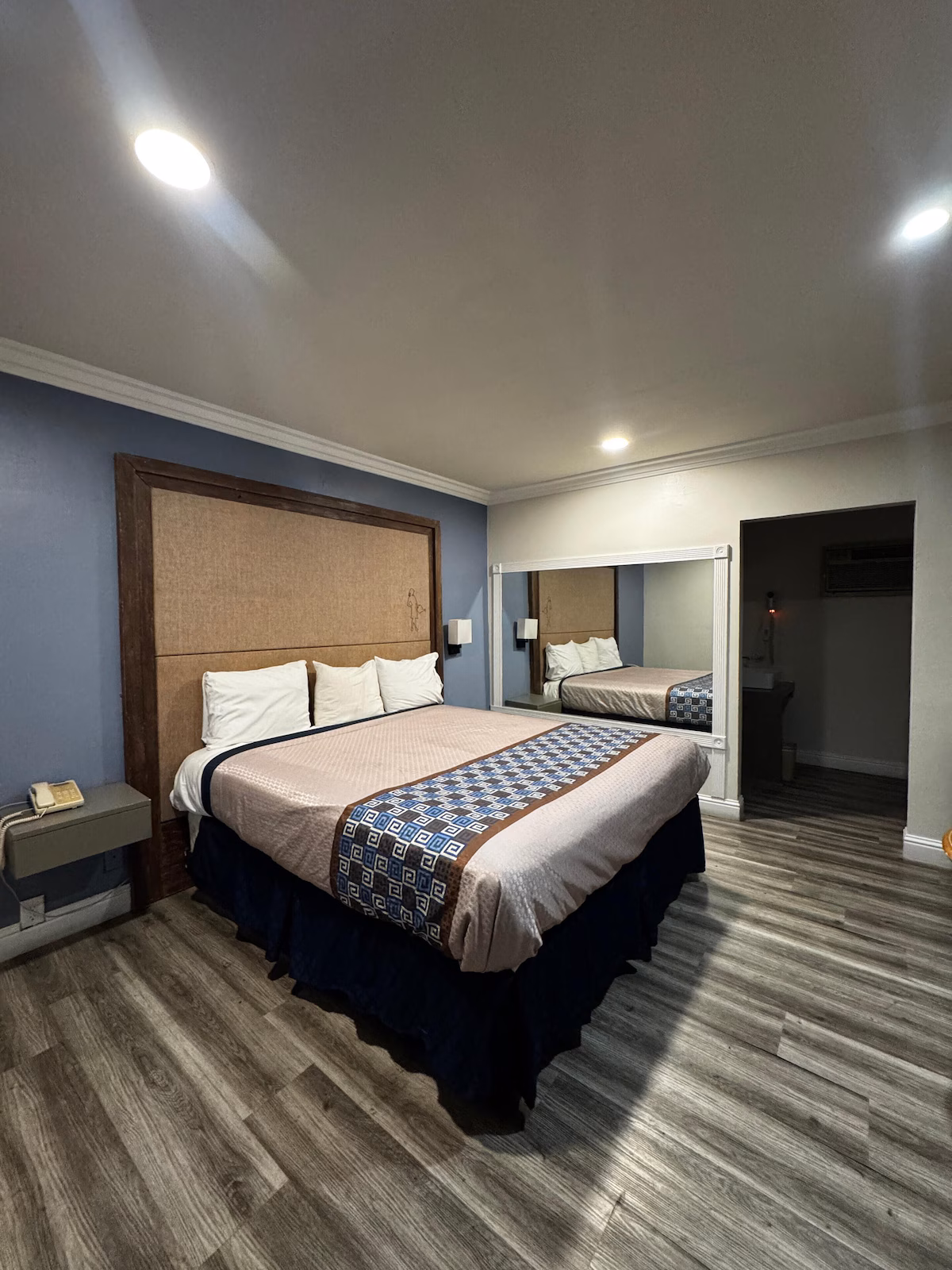 Friendship Motor Inn - Image 2