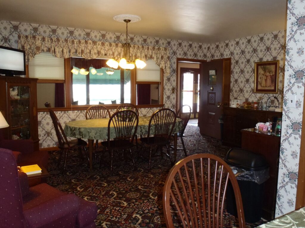 Glass House Inn Erie Near I-90 & I-79 - Image 4