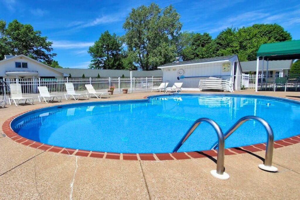 Glass House Inn Erie Near I-90 & I-79 - Image 5