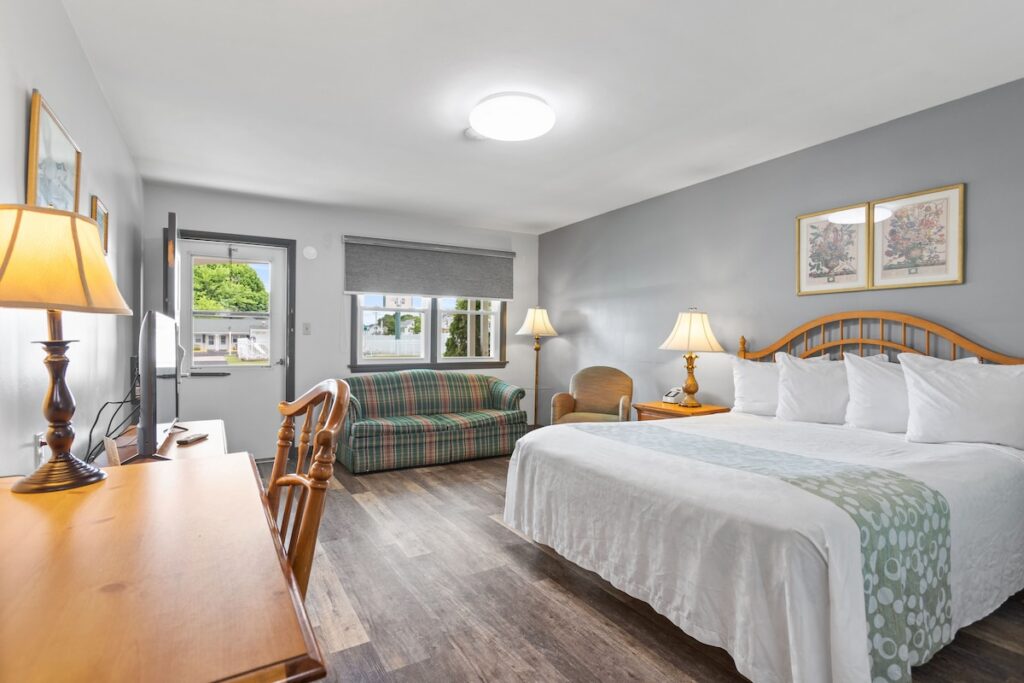 Glass House Inn Erie Near I-90 & I-79 - Image 2