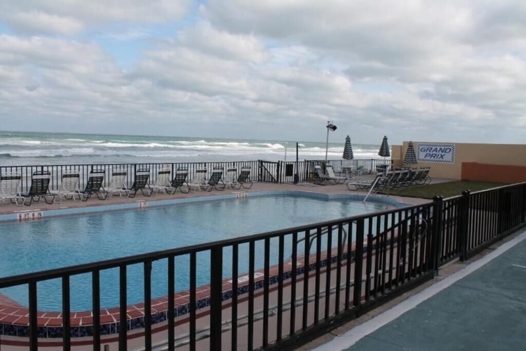 Grand Prix Motel Beach Front - Image 4