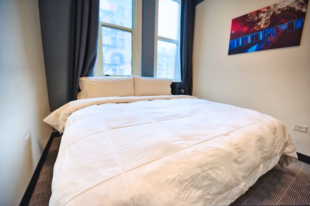 HI Chicago Hostel - Image 2